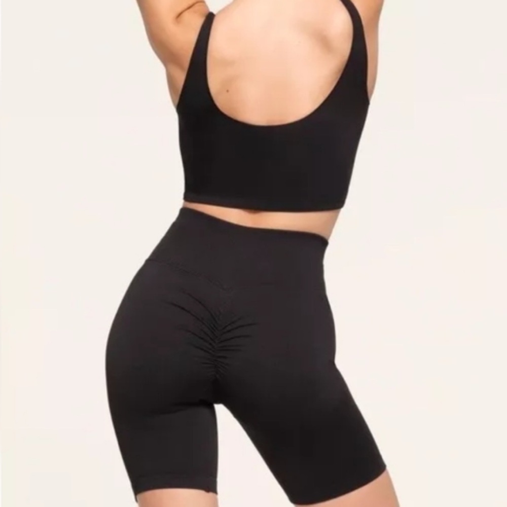 SKIMS NWT contour nylon bike shorts / size S/M